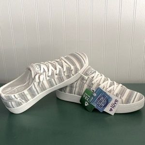 NIB women’s Skechers 9.5 Coastal Dreams BOBS sneakers